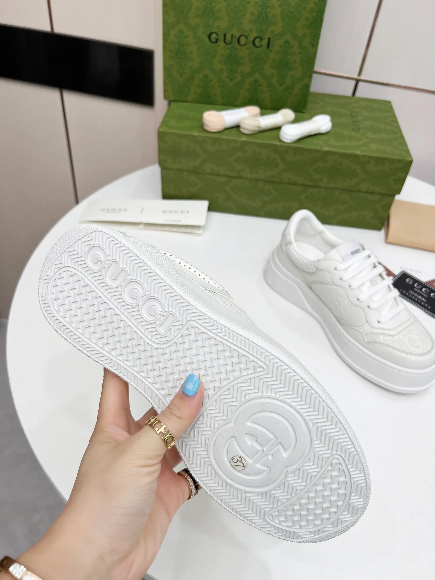 👟👟Ex-factory price 480👟👟 Women's Shoes Women's Clothing Gucci - New Chunky lightweight soft thick sole sports series! G's biscuit shoes for couples, Gucci counter style, and Gucci catwalk style! The style design is light, luxurious and retro...thick sole increases height...similar to an upgraded version of classic white shoes! Original customized cowhide fabric (classic old floral fabric, perforation, embossing process) original foam lightweight outsole, GG Logo on the heel, 4cm thick sole, classic Gucci webbing... Women's 35-40